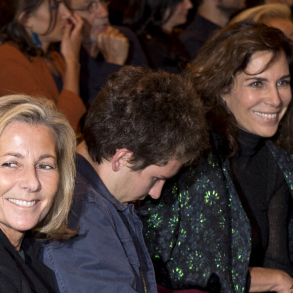 Claire Chazal, souriante 24 heures après son départ de chez TF1, avec son fils François et Christine Orban à la générale de la pièce de théâtre "Le Mensonge" au théâtre Edouard VII à Paris, le 14 septembre 2015.