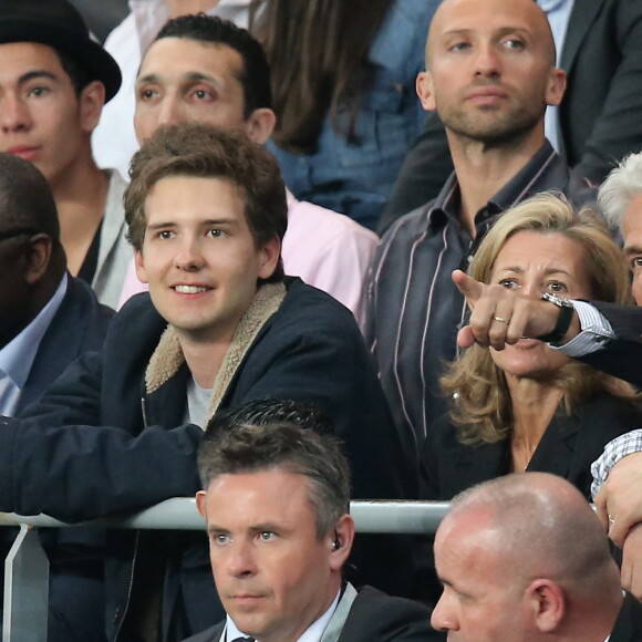 Exclusif - Claire Chazal avec son fils François Poivre d'Arvor et un ami le banquier Christophe de Backer assistent au quart finale de la Ligue des Champions de football au Parc des Princes entre le PSG et le FC Barcelone à Paris le 15 avril 2015.