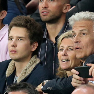 Exclusif - Claire Chazal avec son fils François Poivre d'Arvor et un ami le banquier Christophe de Backer assistent au quart finale de la Ligue des Champions de football au Parc des Princes entre le PSG et le FC Barcelone à Paris le 15 avril 2015.