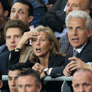 Exclusif - Claire Chazal avec son fils François Poivre d'Arvor et un ami le banquier Christophe de Backer assistent au quart finale de la Ligue des Champions de football au Parc des Princes entre le PSG et le FC Barcelone à Paris le 15 avril 2015.