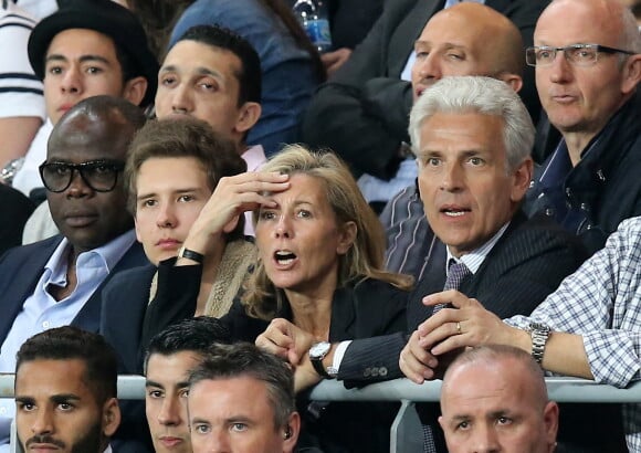Exclusif - Claire Chazal avec son fils François Poivre d'Arvor et un ami le banquier Christophe de Backer assistent au quart finale de la Ligue des Champions de football au Parc des Princes entre le PSG et le FC Barcelone à Paris le 15 avril 2015.