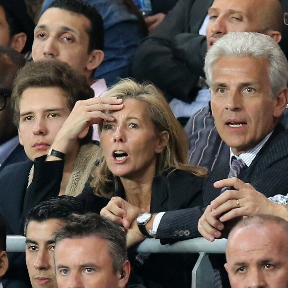 Exclusif - Claire Chazal avec son fils François Poivre d'Arvor et un ami le banquier Christophe de Backer assistent au quart finale de la Ligue des Champions de football au Parc des Princes entre le PSG et le FC Barcelone à Paris le 15 avril 2015.