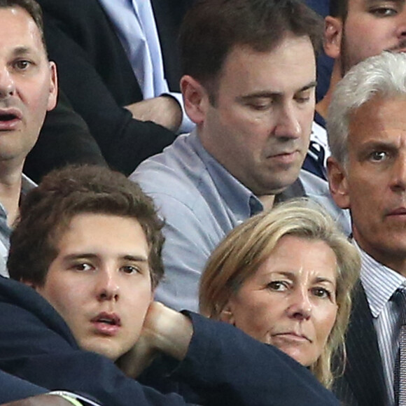 Exclusif - Claire Chazal avec son fils François Poivre d'Arvor et un ami le banquier Christophe de Backer assistent au quart finale de la Ligue des Champions de football au Parc des Princes entre le PSG et le FC Barcelone à Paris le 15 avril 2015.