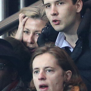 Claire Chazal avec son fils François Poivre d'Arvor (19ans), Pierre Sarkozy - Match de l'équipe du Paris Saint Germain (PSG) contre l'équipe de Chelsea pour la 8e de finale aller de Ligue des champions au Parc des Princes à Paris, le 17 février 2015.