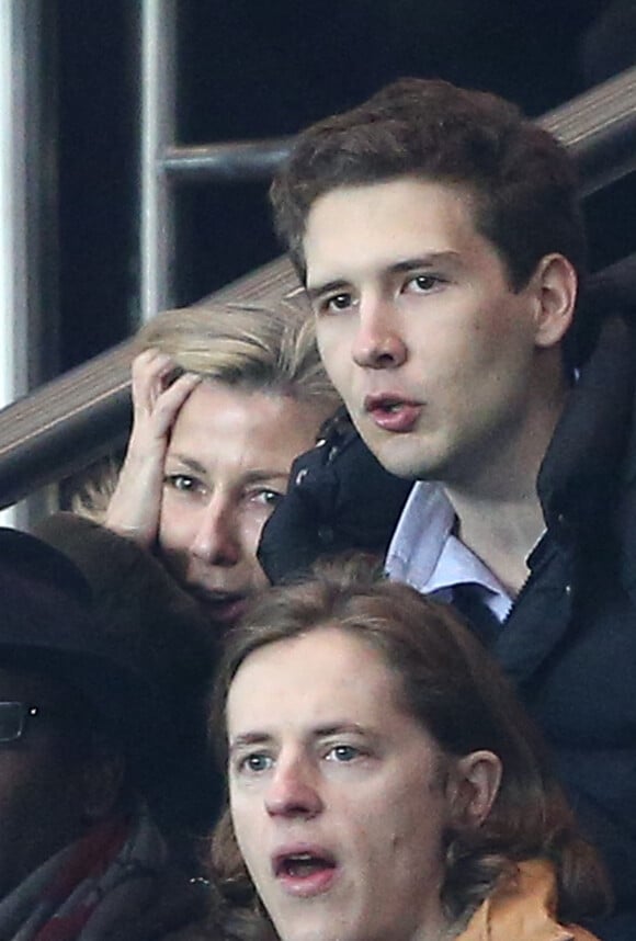 Claire Chazal avec son fils François Poivre d'Arvor (19ans), Pierre Sarkozy - Match de l'équipe du Paris Saint Germain (PSG) contre l'équipe de Chelsea pour la 8e de finale aller de Ligue des champions au Parc des Princes à Paris, le 17 février 2015.