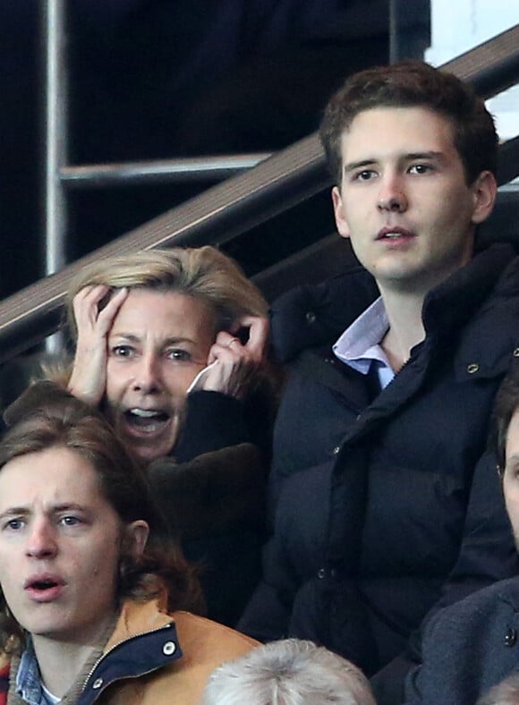 Claire Chazal avec son fils François Poivre d'Arvor (19ans), Pierre Sarkozy - Match de l'équipe du Paris Saint Germain (PSG) contre l'équipe de Chelsea pour la 8e de finale aller de Ligue des champions au Parc des Princes à Paris, le 17 février 2015.