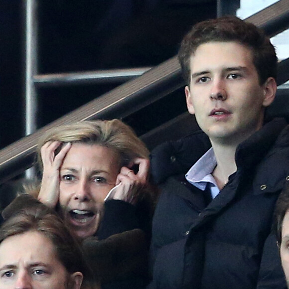 Claire Chazal avec son fils François Poivre d'Arvor (19ans), Pierre Sarkozy - Match de l'équipe du Paris Saint Germain (PSG) contre l'équipe de Chelsea pour la 8e de finale aller de Ligue des champions au Parc des Princes à Paris, le 17 février 2015.