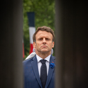 Emmanuel Macron, président de la Republique, dépose une gerbe de fleurs devant la statue du Général Charles de Gaulle, dans le cadre de la cérémonie de commémoration du 8 mai 1945. Paris le 8 mai 2022. © Eric Tschaen/pool/Bestimage 