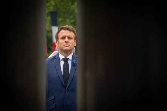Emmanuel Macron, président de la Republique, dépose une gerbe de fleurs devant la statue du Général Charles de Gaulle, dans le cadre de la cérémonie de commémoration du 8 mai 1945. Paris le 8 mai 2022. © Eric Tschaen/pool/Bestimage 