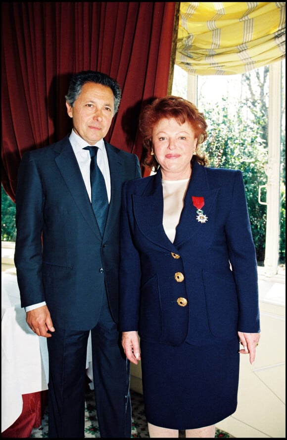 Archives - Régine et son mari Roger Choukroun - Elle reçoit la légion d'honneur en 1996 à l'Elysée.