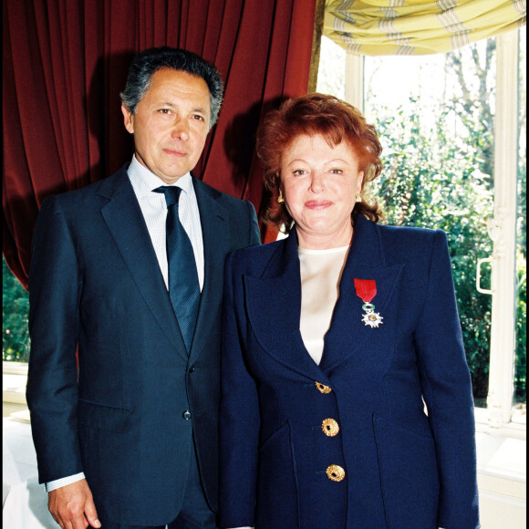 Archives - Régine et son mari Roger Choukroun - Elle reçoit la légion d'honneur en 1996 à l'Elysée.