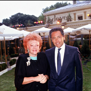 Archives - Régine et son mari Roger Choukroun au restaurant Ledoyen à Paris, en 1989