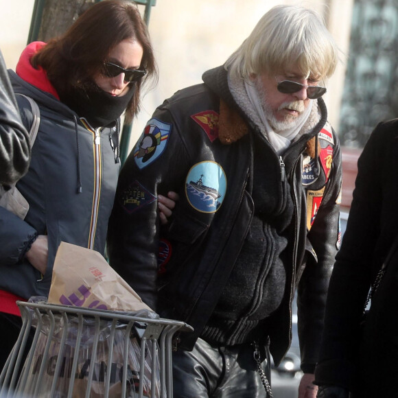 Lolita Séchan et son père le chanteur Renaud - Obsèques de Thierry Séchan frère du chanteur Renaud) au cimetière du Montparnasse à Paris le 16 janvier 2019. Après une cérémonie au temple protestant Port Royal, la famille de T. Séchan s'est retrouvée dans un immeuble avant de se rendre au cimetière du Montparnasse.