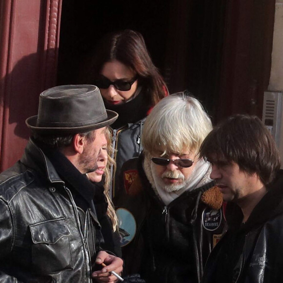 Romane Serda, Lolita Séchan et son père le chanteur Renaud, et des amis - Obsèques de Thierry Séchan frère du chanteur Renaud) au cimetière du Montparnasse à Paris le 16 janvier 2019. Après une cérémonie au temple protestant Port Royal, la famille de T. Séchan s'est retrouvée dans un immeuble avant de se rendre au cimetière du Montparnasse.