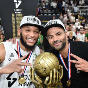 Tony Parker avec Adreian Payne (asvel) - L'ASVEL s'offre un 19ème titre en s'imposant lors du match 5 de la Finale Élite de Basket-ball face à Monaco, à l'arena Astroballe de Villeurbanne, France. © Frédéric Chambert/Panoramic/Bestimage