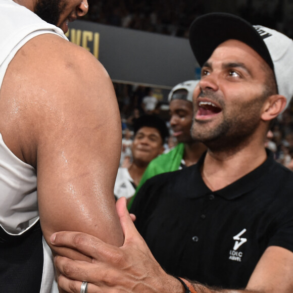Tony Parker avec Adreian Payne (asvel) - L'ASVEL s'offre un 19ème titre en s'imposant lors du match 5 de la Finale Élite de Basket-ball face à Monaco, à l'arena Astroballe de Villeurbanne, France, le 25 juin 2019. © Frédéric Chambert/Panoramic/Bestimage