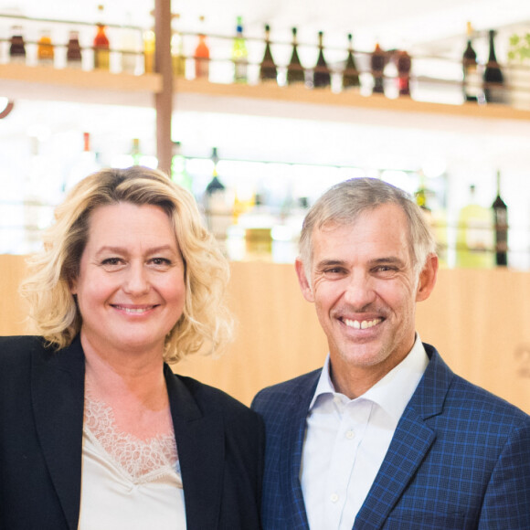 Paul et Luana Belmondo avec leurs fils Giacomo et Alessandro - Luana Belmondo lors du lancement de son livre "Italia mia Luana cuisine Rome" et de l'annonce de la diffusion de la série d'émissions sur la chaîne TV My Cuisine, au restaurant l'Osteria del Vino du marché spacieux Eataly Paris Marais à Paris le 7 novembre 2019. © Tiziano Da Silva - Pierre Perusseau/Bestimage 