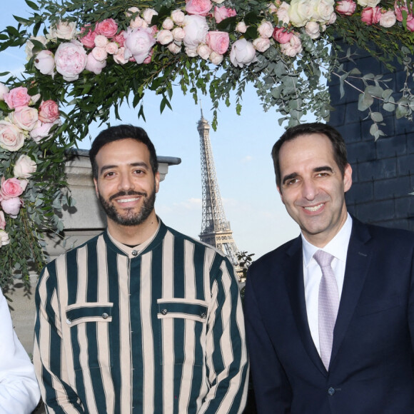 Exclusif - Tarek Boudali et Vincent Pimont, directeur général de l'hôtel The Peninsula Paris et Ophélie Meunier à la soirée de réouverture du Rooftop de l'hôtel The Peninsula Paris le 10 mai 2022. © Rachid Bellak / Bestimage 