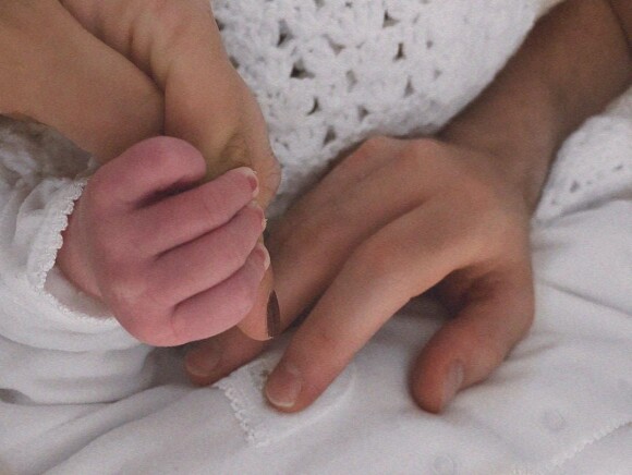 Louane et son compagnon, Florian Rossi, annoncent la naissance de leur fille Esmée. © Instagram / Louane