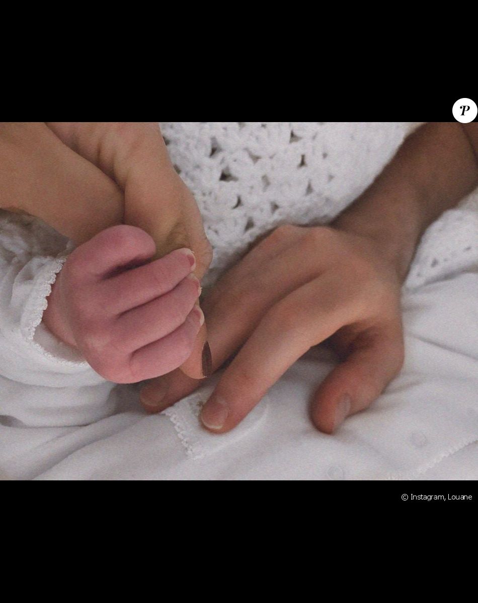 Louane et son compagnon, Florian Rossi, annoncent la naissance de leur fille Esmée. © Instagram / Louane