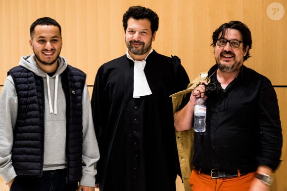 Taha Bouhafs et ses avocats Arié Alimi et David Dufresne arrivant au procès d'Alexandre Benalla à Paris le 24 septembre 2021