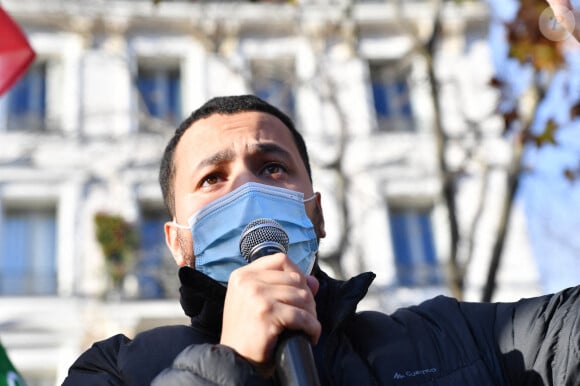 Taha Bouhafs lors d'une manifestation contre la loi de sécurité globale le 21 novembre 2020 à Paris