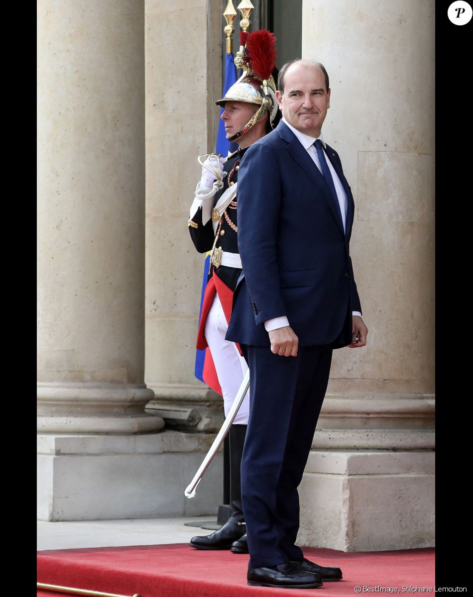 Le premier ministre, Jean Castex arrive au palais présidentiel de l'Élysée, à Paris, le 7 mai 2022, pour assister à la cérémonie d'investiture d'Emmanuel Macron comme président français, suite à sa réélection le 24 avril dernier