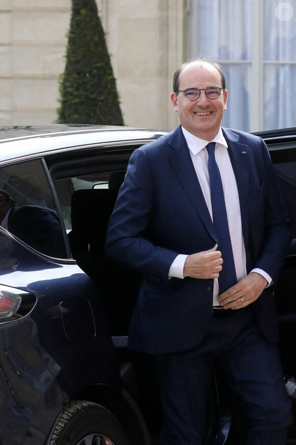 Le premier ministre, Jean Castex arrive au palais présidentiel de l'Élysée, à Paris, le 7 mai 2022, pour assister à la cérémonie d'investiture d'Emmanuel Macron comme président français, suite à sa réélection le 24 avril dernier