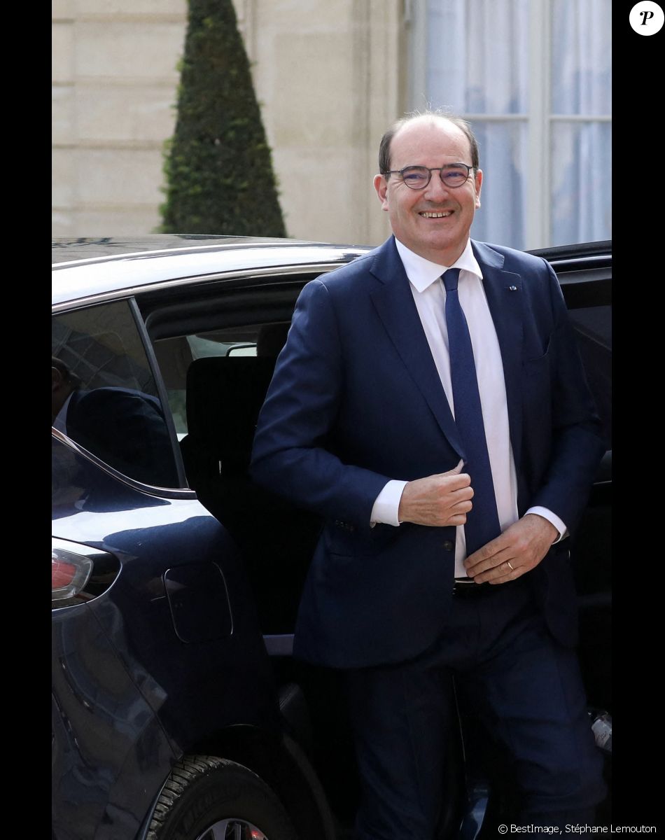 Le premier ministre, Jean Castex arrive au palais présidentiel de l'Élysée, à Paris, le 7 mai 2022, pour assister à la cérémonie d'investiture d'Emmanuel Macron comme président français, suite à sa réélection le 24 avril dernier