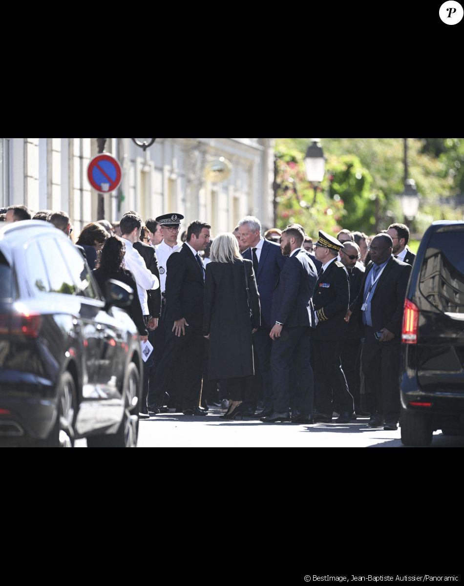 Karl Olive - Maire de Poissy, Bruno Le Maire - Ministre de l'économie et des Finances, Brigitte Macron - Sortie des obsèques d'Antoine Alléno (fils du chef cuisinier français, trois étoiles au Guide Michelin Yannick Alléno) en la collégiale Notre-Dame de Poissy, France, le 13 mai 2022. © Jean-Baptiste Autissier/Panoramic/Bestimage