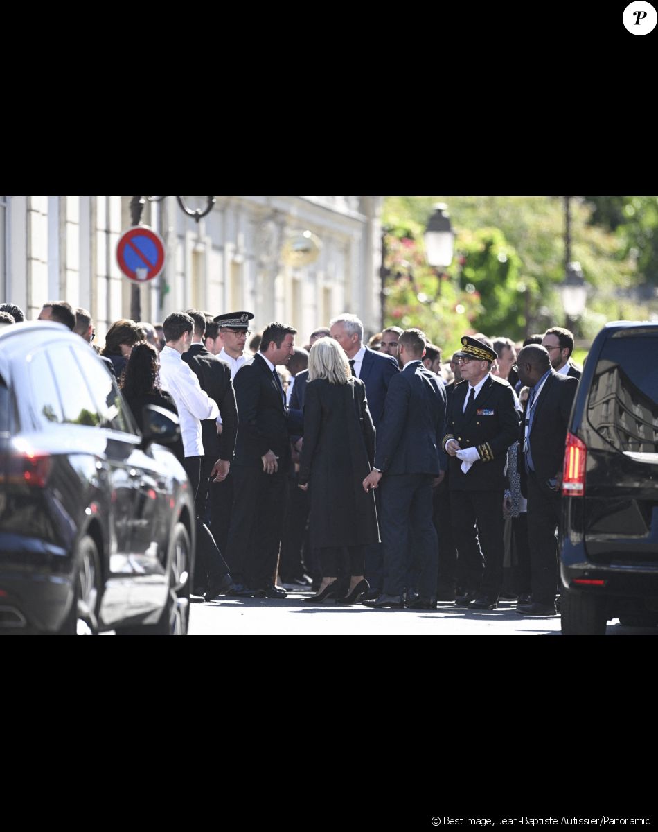 Karl Olive - Maire de Poissy, Bruno Le Maire - Ministre de l economie et des Finances, Brigitte Macron - Sortie des obsèques d'Antoine Alléno (fils du chef cuisinier français, trois étoiles au Guide Michelin Yannick Alléno) en la collégiale Notre-Dame de Poissy, France, le 13 mai 2022. © Jean-Baptiste Autissier/Panoramic/Bestimage