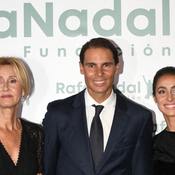 Rafael Nadal entre sa mère Ana María Parera et sa femme Xisca Perello - Photocall de la cérémonie du 10ème anniversaire de la fondation Rafael Nadal à Madrid le 18 novembre 2021. 