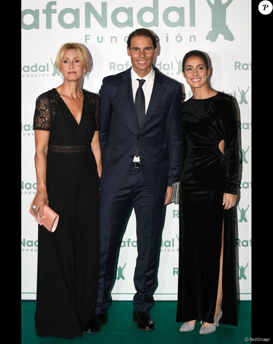 Rafael Nadal entre sa mère Ana María Parera et sa femme Xisca Perello - Photocall de la cérémonie du 10ème anniversaire de la fondation Rafael Nadal à Madrid le 18 novembre 2021.