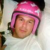 Doug Reinhardt complètement ridicule avec un casque rose griffé Paris Hilton sur la tête...
