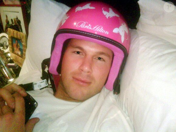 Doug Reinhardt complètement ridicule avec un casque rose griffé Paris Hilton sur la tête...
