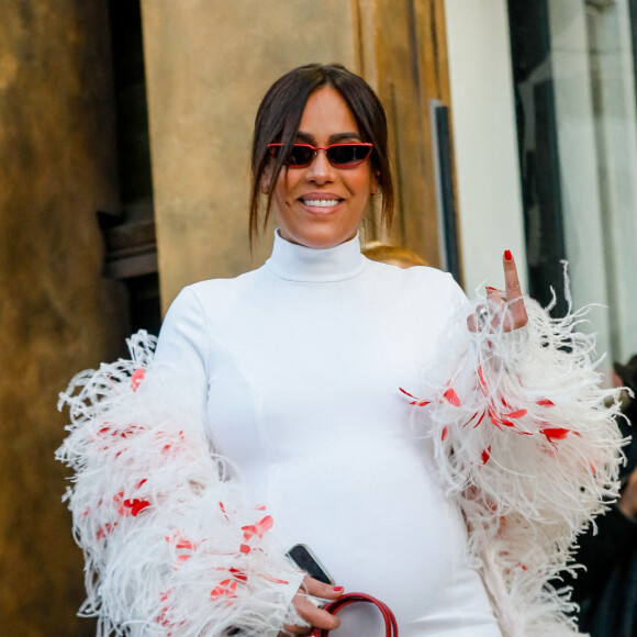 Amel Bent, enceinte, à la sortie du défilé femme Giambattista Valli Automne/Hiver 2022/2023 lors de la Fashion Week de Paris, France, le 7 mars 2022