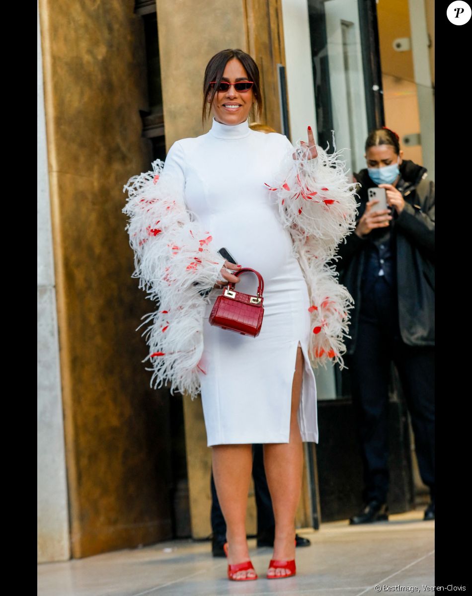 Amel Bent, enceinte, à la sortie du défilé femme Giambattista Valli Automne/Hiver 2022/2023 lors de la Fashion Week de Paris, France, le 7 mars 2022