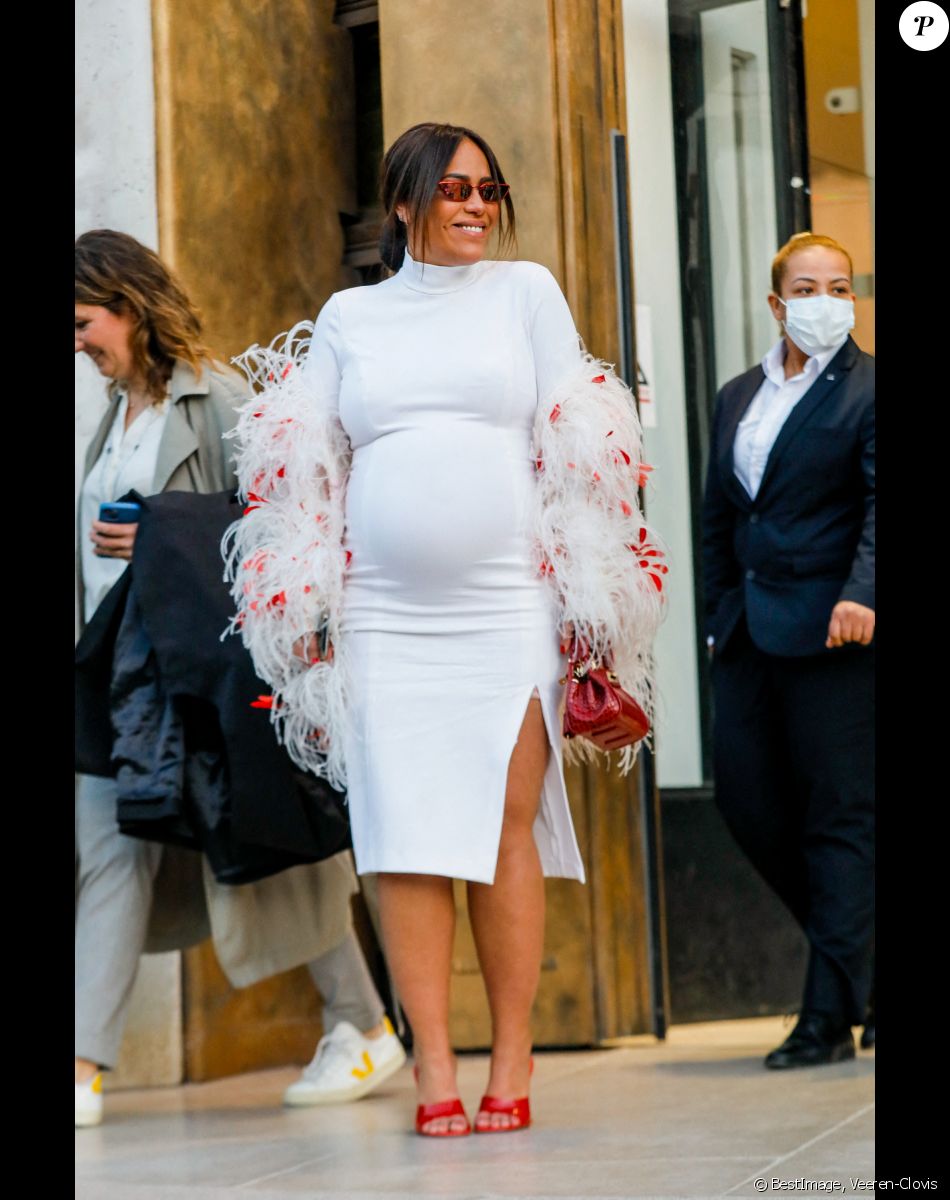 Amel Bent, enceinte, à la sortie du défilé femme Giambattista Valli Automne/Hiver 2022/2023 lors de la Fashion Week de Paris, France, le 7 mars 2022