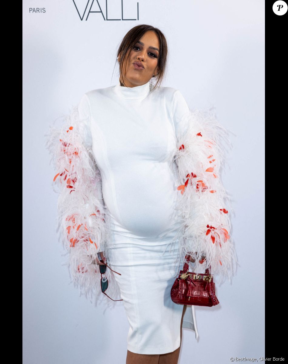 Amel Bent, enceinte, au photocall du défilé femme Giambattista Valli Automne/Hiver 2022/2023 lors de la Fashion Week de Paris, France, le 7 mars 2022.