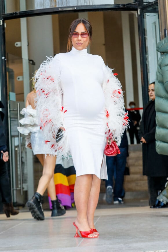 Amel Bent, enceinte - Arrivées au défilé femme Giambattista Valli Automne/Hiver 2022/2023 lors de la Fashion Week de Paris, France, le 7 mars 2022.
