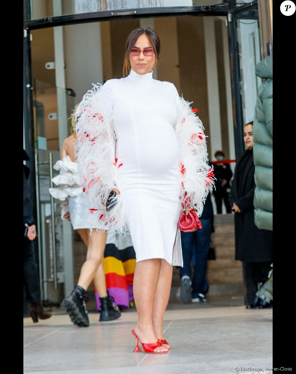 Amel Bent, enceinte - Arrivées au défilé femme Giambattista Valli Automne/Hiver 2022/2023 lors de la Fashion Week de Paris, France, le 7 mars 2022.
