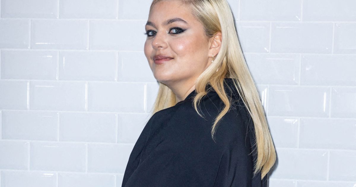 Louane Emera au photocall du défilé Ami automne-hiver 2022/2023 dans le