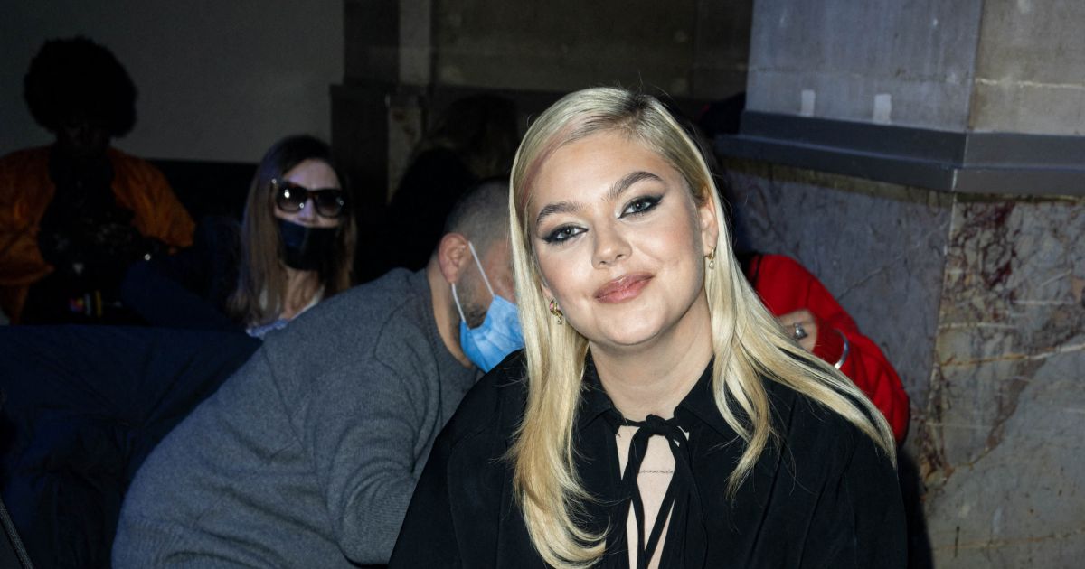 Louane Emera au front row du défilé Ami automne-hiver 2022/2023 dans le
