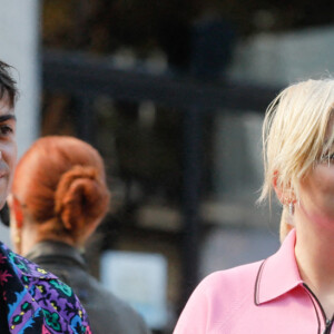 Louane Emera et son compagnon Florian Rossi arrivent au défilé de mode Miu Miu lors de la Fashion Week printemps/été 2022 à Paris, France, le 5 octobre 2021
