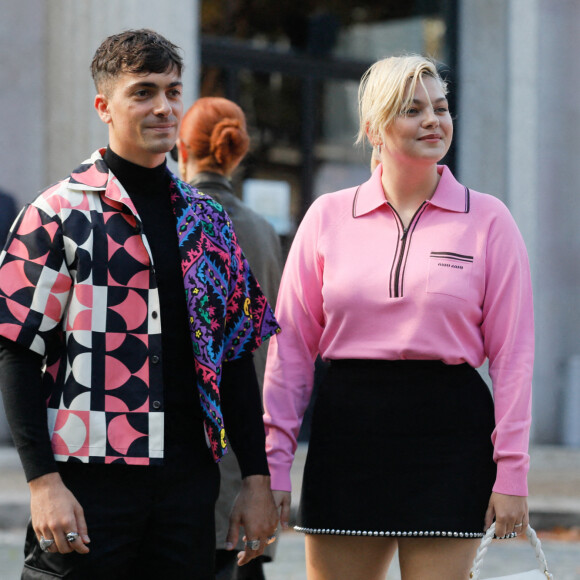 Louane Emera et son compagnon Florian Rossi arrivent au défilé de mode Miu Miu lors de la Fashion Week printemps/été 2022 à Paris, France, le 5 octobre 2021