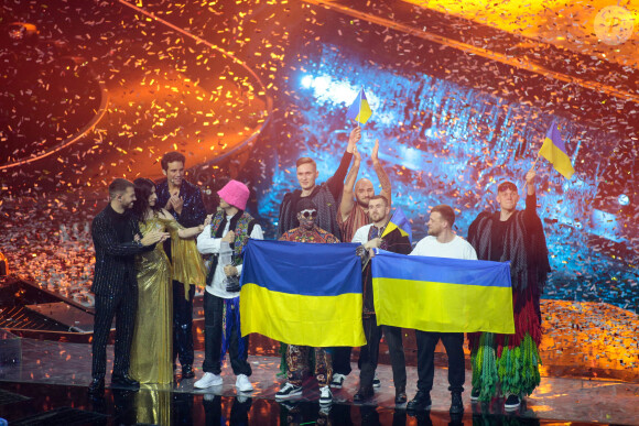 Alessandro Catelan, Laura Pausini et Mika avec le groupe Kalush Orchestra - L'Ukraine remporte le concours de chanson Eurovision 2022 au Pala Olimpico de Turin, Italie, le 14 mai 2022. © Nderim Kaceli/LPS/Zuma Press/Bestimage