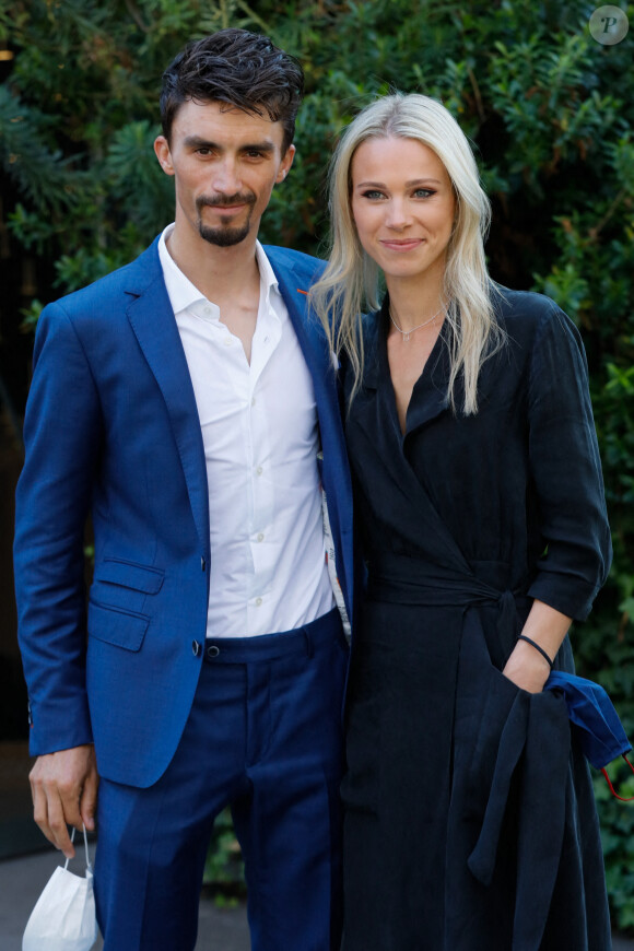 Exclusif - les coureurs cyclistes Julian Alaphilippe et sa compagne Marion Rousse - Arrivées de l'émission "Vivement Dimanche" qui sera diffusée le 24 octobre 2021 au Studio Gabriel à Paris, France, le 14 octobre 2021. © Christophe Clovis / Bestimage