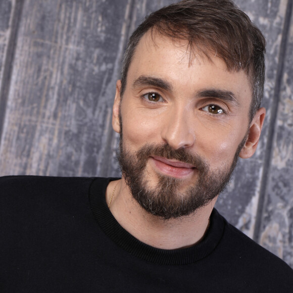 Rendez-vous portrait en studio avec Christophe Willem à Paris. Il porte un sweat 'Etoile Europe' de la marque Etudes, le 15 novembre 2017. © Cédric Perrin / Bestimage