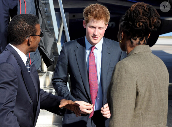Prince Harrry à la Barbade  est accueilli par les autorités locales à l'aéroport (29 janvier 2010)