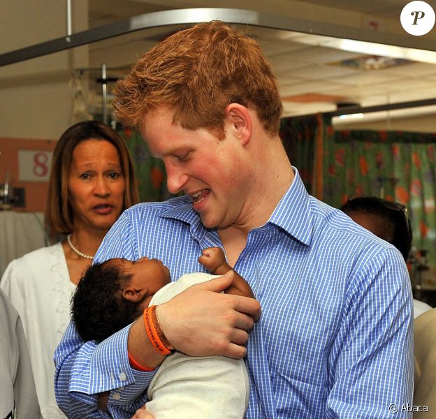 Pendant Que Le Prince Harry Est Attendri Par Son Premier Bebe Camilla Et Charles Se Gelent Sous La Neige Purepeople Pendant Que Le Prince Harry Est Attendri Par Son Premier Bebe Camilla Et Charles Se Gelent Sous La Neige Purepeople